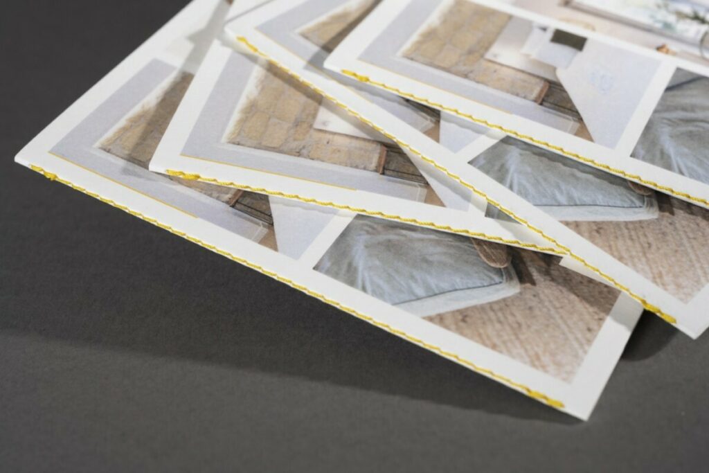 Brochure carré de présentation pour Gite de charme – Reliure en couture singer fil jaune au pli – Old mill Premium White