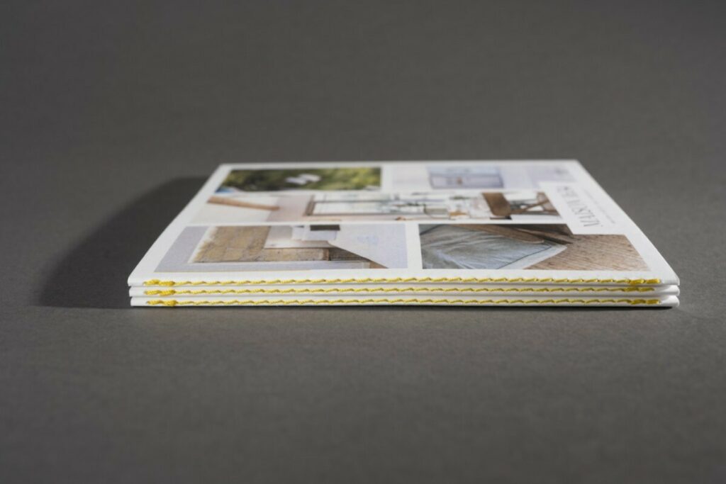 Brochure carré de présentation pour Gite de charme – Reliure en couture singer fil jaune au pli – Old mill Premium White