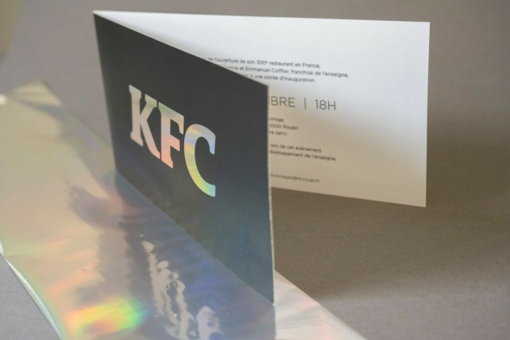 Carte d’invitation Inauguration restaurant KFC – Dorure Argent brillant Numérique – Pelliculage Mat, rainage pliage format paysage – Dorure numérique Rouge sur calque 230g