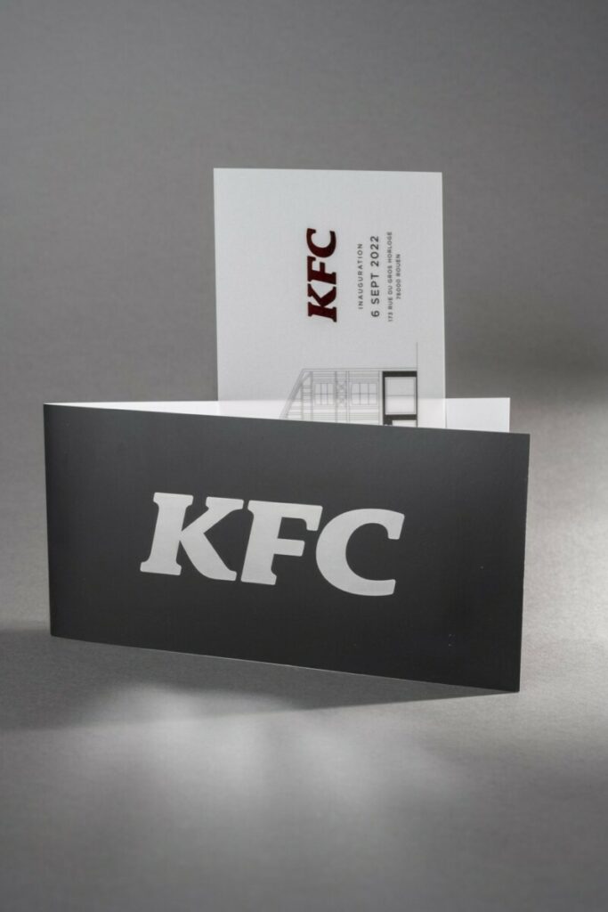 Carte d’invitation Inauguration restaurant KFC – Dorure Argent brillant Numérique – Pelliculage Mat, rainage pliage format paysage – Dorure numérique Rouge sur calque 230g