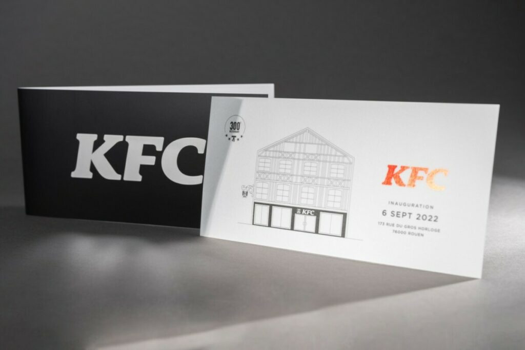 Carte d’invitation Inauguration restaurant KFC – Dorure Argent brillant Numérique – Pelliculage Mat, rainage pliage format paysage – Dorure numérique Rouge sur calque 230g