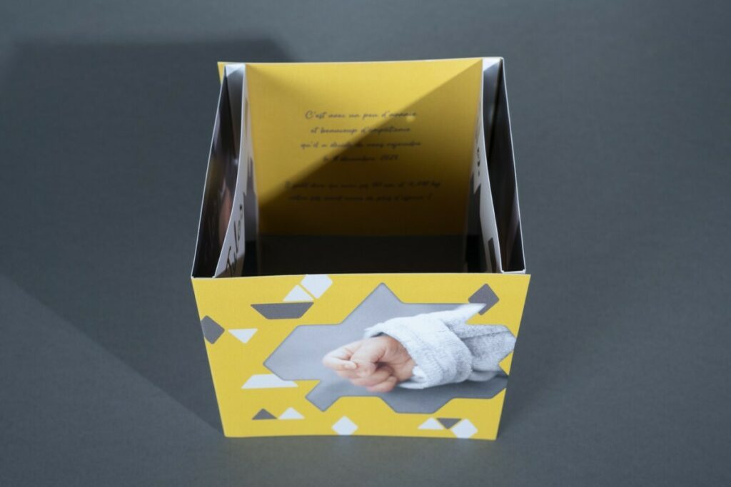 Faire-part de naissance Pop up pochette CD – Olin regular extra blanc – Découpe laser prénom et hexagonale