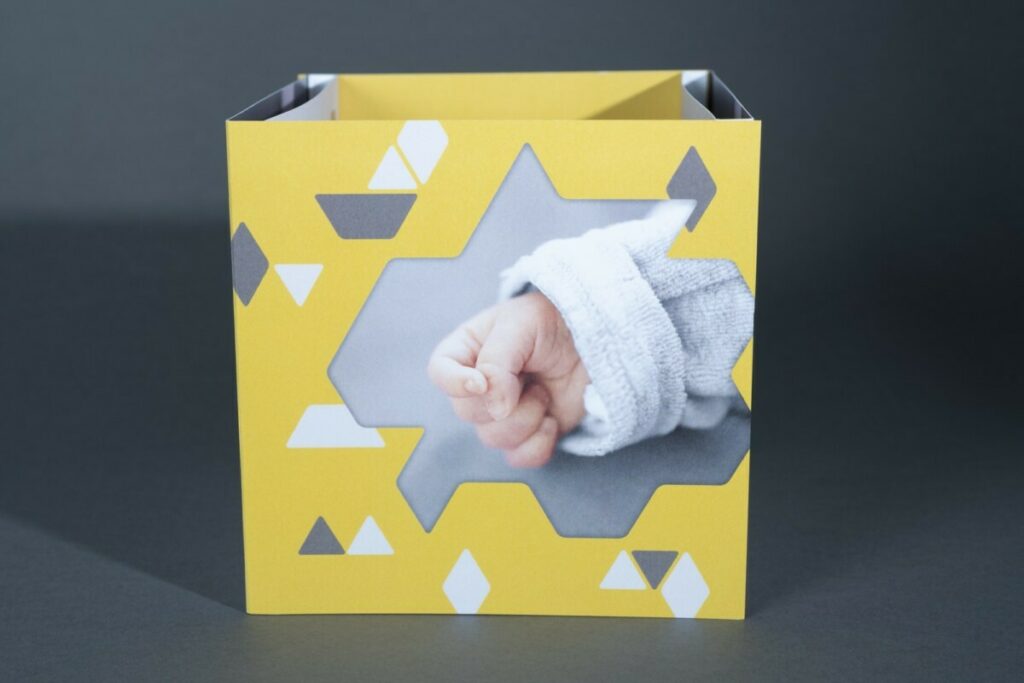 Faire-part de naissance Pop up pochette CD – Olin regular extra blanc – Découpe laser prénom et hexagonale
