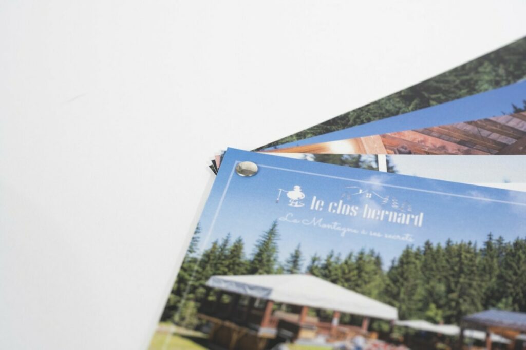 Flyer A6 Nuancier pour chalet de montage – Reliure avec rivet chromé – Pelliculage Soft Touch