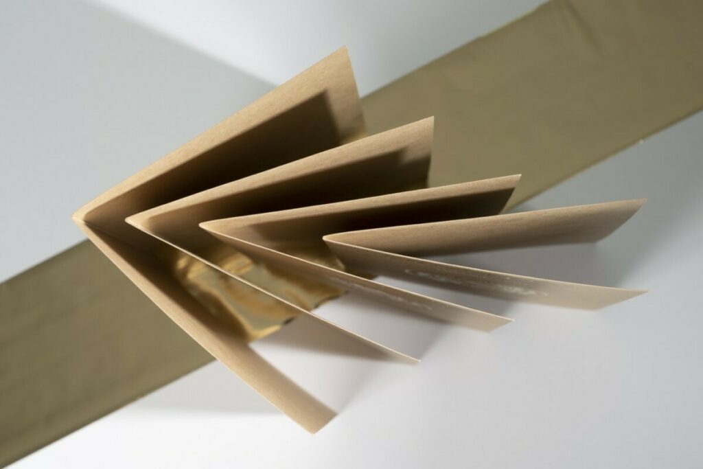 Couverture de livret de messe sur papier kraft Cocoa Shell 300gr avec dorure à chaud or mat en déossage et impression blanche numérique