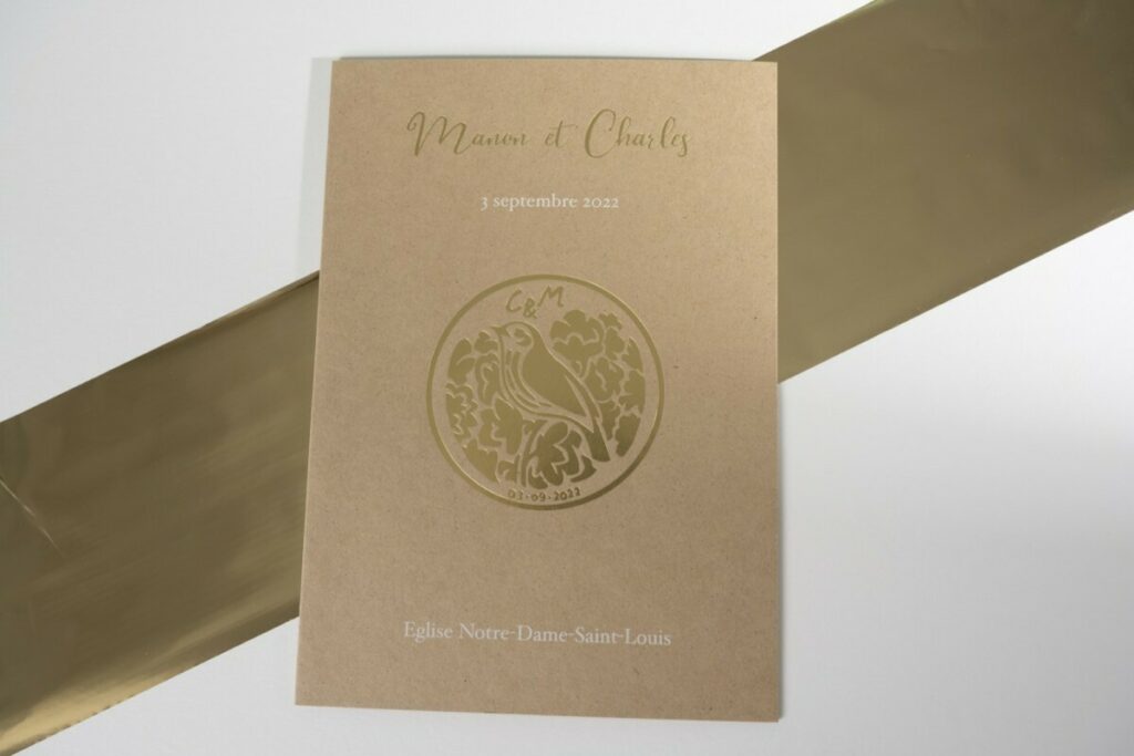 Couverture de livret de messe sur papier kraft Cocoa Shell 300gr avec dorure à chaud or mat en déossage et impression blanche numérique