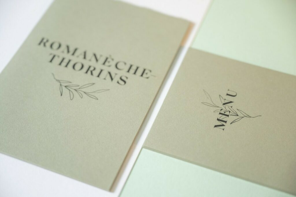 Menu et nom de table mariage avec 1 bord frangé manuel – Papier vert sauge Materica verdigris 250gr/m2