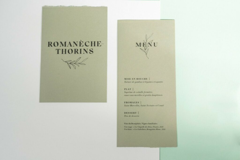 Menu et nom de table mariage avec 1 bord frangé manuel – Papier vert sauge Materica verdigris 250gr/m2