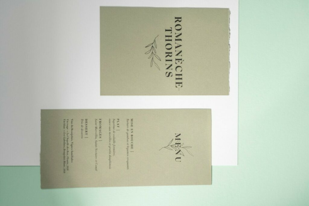 Menu et nom de table mariage avec 1 bord frangé manuel – Papier vert sauge Materica verdigris 250gr/m2