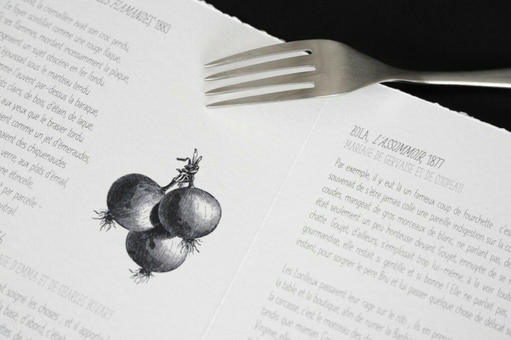 Faire-part de mariage en forme de Menu avec découpe 4 bords frangés et pliage – Papier Pur Coton 350g Cocaine