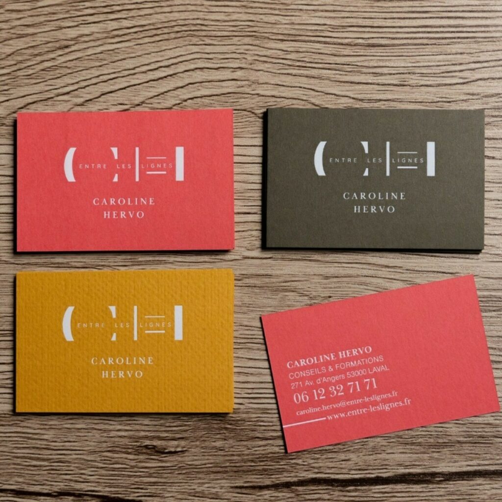 Cartes de visite agence de formation et conseil – Marquage à chaud blanc brillant – Freelife Merida Ochre – Extract Khaki 380gr – Keaykolour Coral 300g