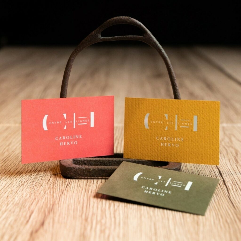 Cartes de visite agence de formation et conseil – Marquage à chaud blanc brillant – Freelife Merida Ochre – Extract Khaki 380gr – Keaykolour Coral 300g