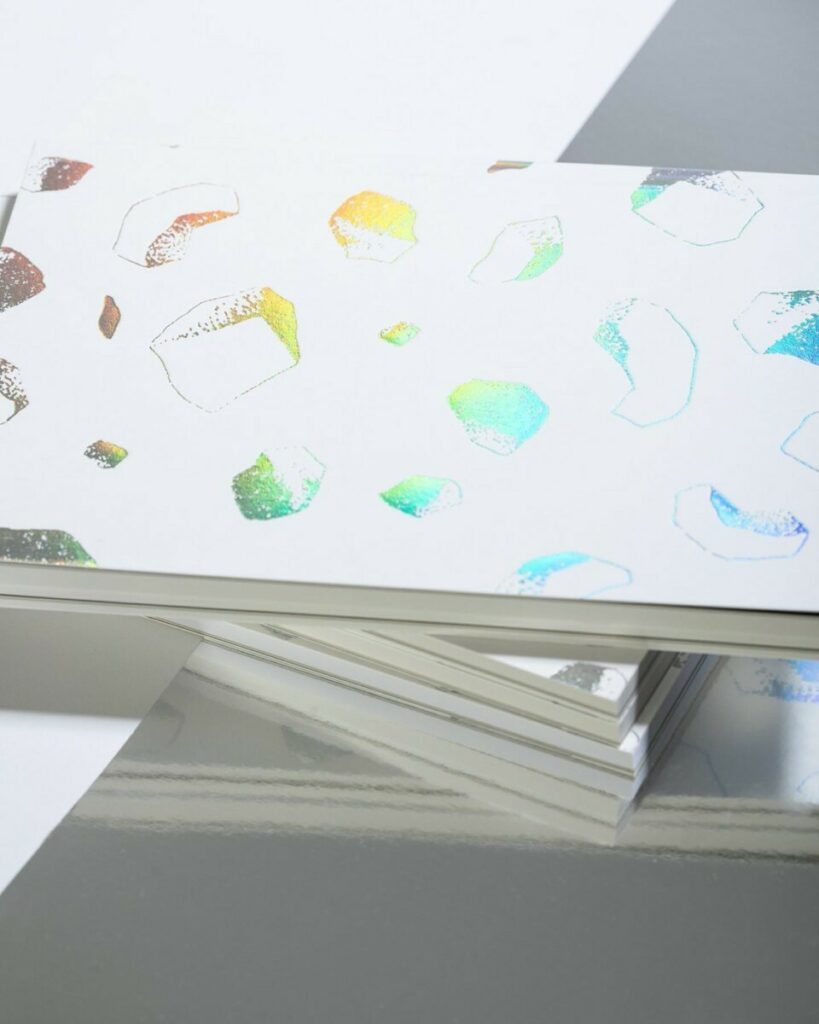 Carnet de notes Rochers en papier upcyclé  – Reliure dos carré collé – Papier rugueux Curious Matter Andina Grey – Marquage à chaud Holographique