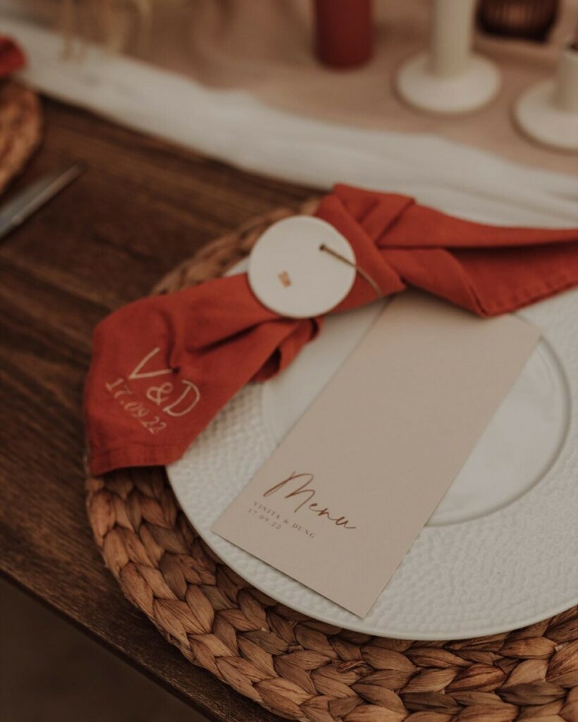Menu de mariage format marque page sur papier beige – Impression terracotta
