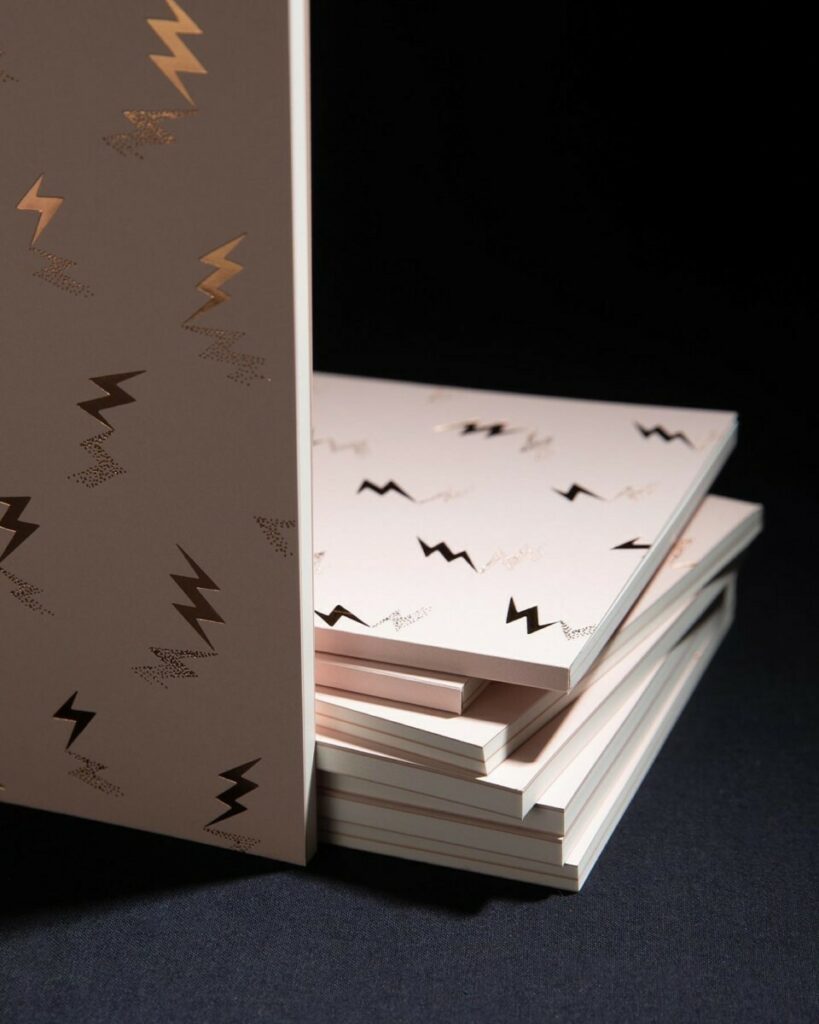 Carnet de notes Eclairs avec papier upcyclé – Marquage à chaud or pale – papier texturé beige et reliure dos carré collé