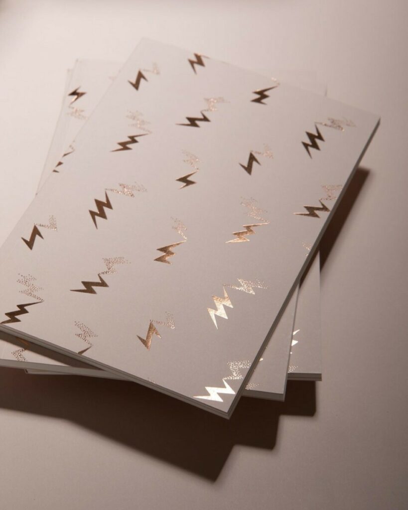 Carnet de notes Eclairs avec papier upcyclé – Marquage à chaud or pale – papier texturé beige et reliure dos carré collé