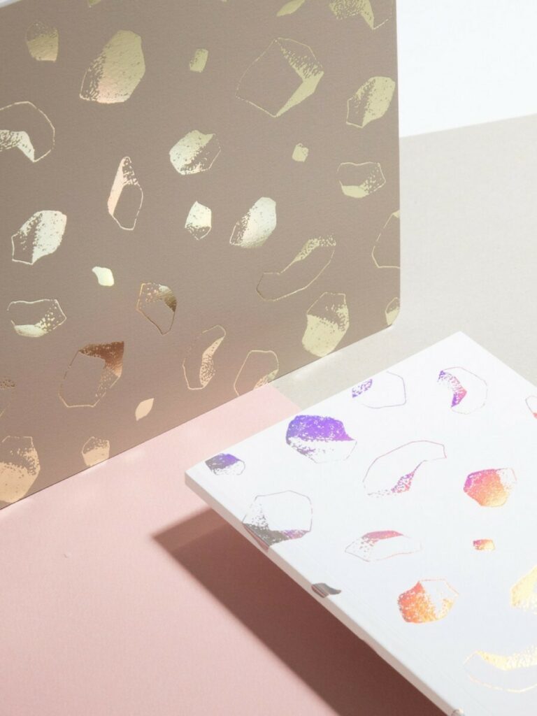 Carnet de notes Rochers en papier upcyclé  – Reliure dos carré collé – Papier rugueux Curious Matter Andina Grey – Marquage à chaud Holographique