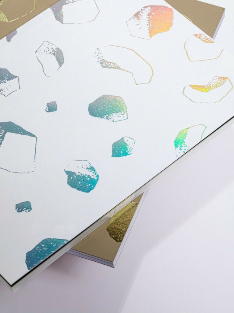 Carnet de notes Rochers en papier upcyclé  – Reliure dos carré collé – Papier rugueux Curious Matter Andina Grey – Marquage à chaud Holographique