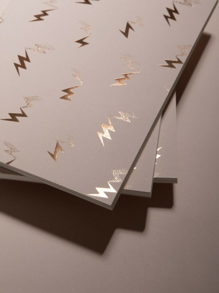Carnet de notes Eclairs avec papier upcyclé – Marquage à chaud or pale – papier texturé beige et reliure dos carré collé