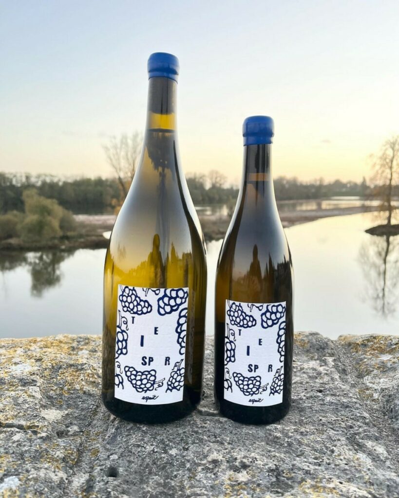 Etiquettes texturées pour bouteille de vin de loire – Marquage à chaud Bleu avec gaufrage et débossage – Tintoretto gesso – découpe mi-chaire – Magnum et Jéroboam
