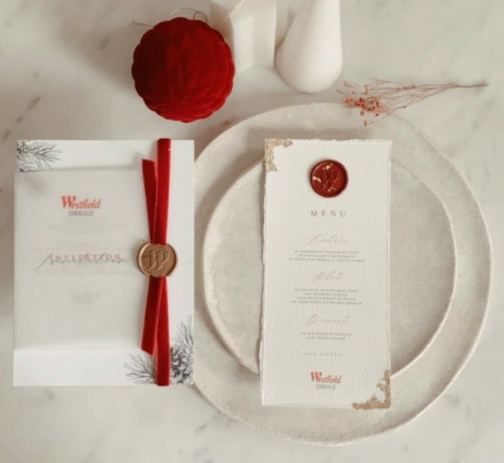 Menu soirée inauguration – Couverture  calque – Ruban satin rouge avec cachet de cire – Dorure à la feuille d’or – Papier coton Arches bords frangés
