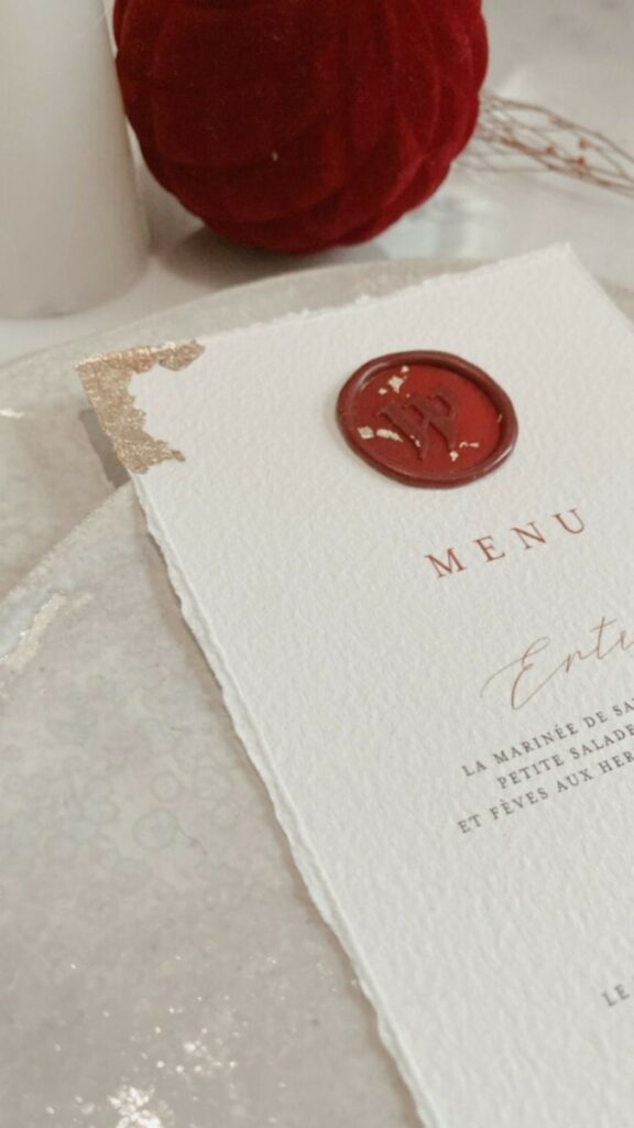Menu soirée inauguration – Couverture  calque – Ruban satin rouge avec cachet de cire – Dorure à la feuille d’or – Papier coton Arches bords frangés