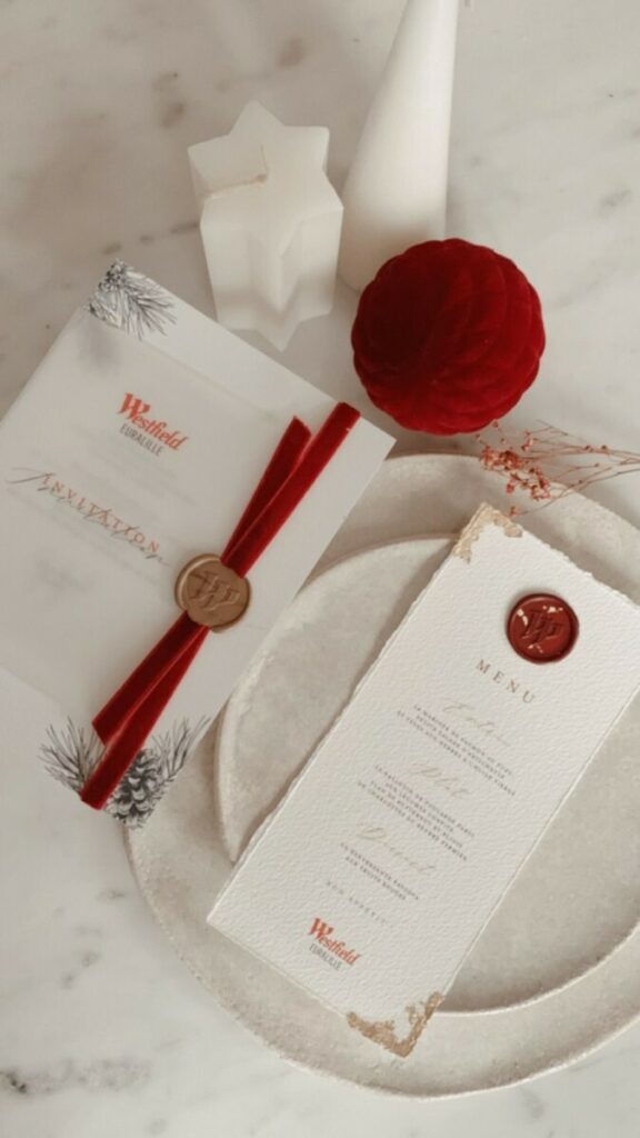 Menu soirée inauguration – Couverture  calque – Ruban satin rouge avec cachet de cire – Dorure à la feuille d’or – Papier coton Arches bords frangés