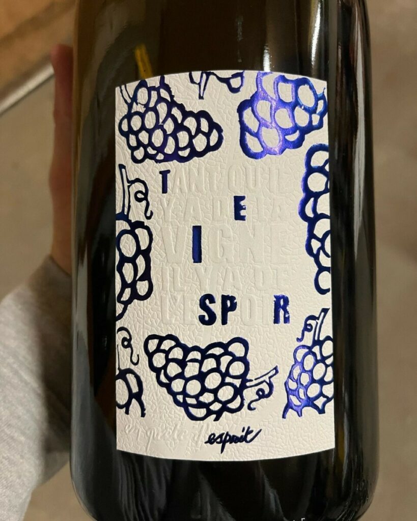 Etiquettes texturées pour bouteille de vin de loire – Marquage à chaud Bleu avec gaufrage et débossage – Tintoretto gesso – découpe mi-chaire – Magnum et Jéroboam