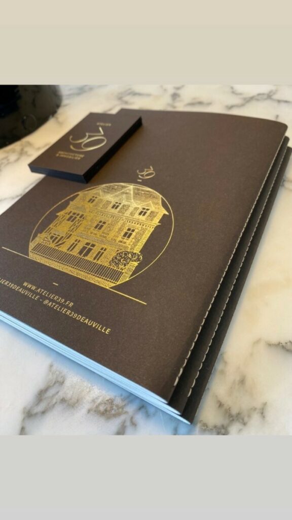 Papeterie pour architecte carte de visite et carnet de notes en couture singer beige – Colorplan Bitter Chocolate – Arena Natural Rough – Angles droits