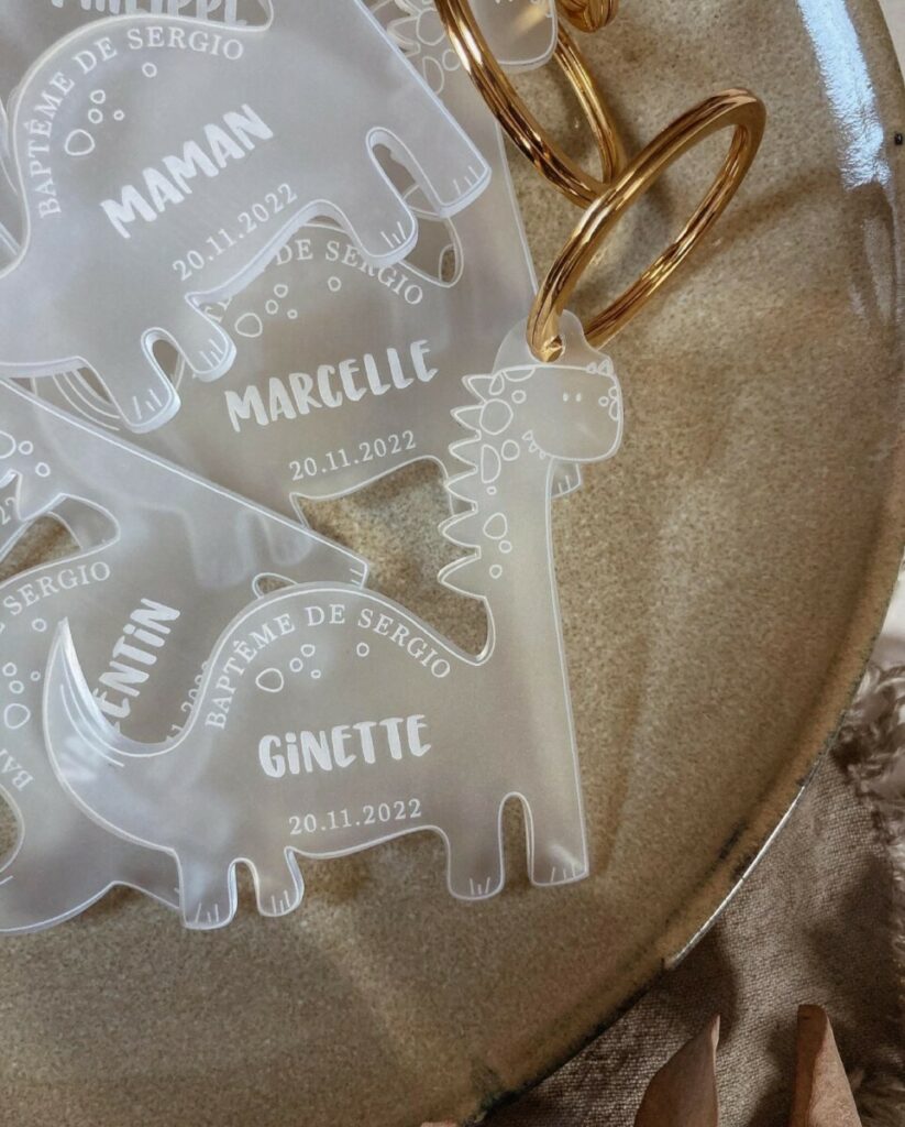 Marque place dinosaure pour baptême – Gravure et découpe laser sur plexi givré 3mm