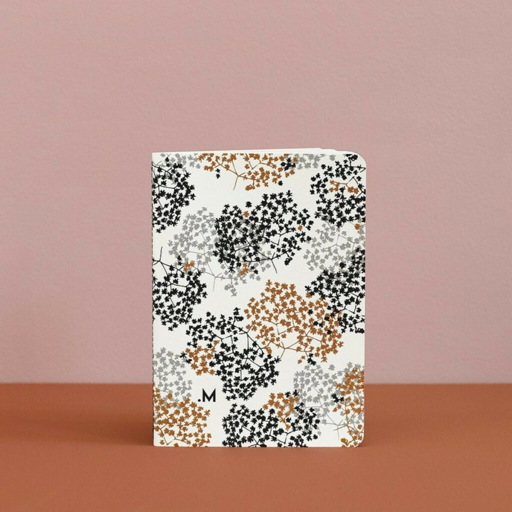 Carnet de notes A5 Floral noir et bronze 52 pages avec reliure couture Singer au pli fil Noir – Munken Pure Rough – 2 angles arrondis 9mm