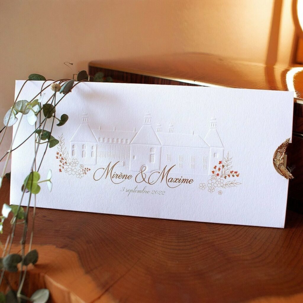 Pochette sur mesure pour faire-part de mariage – Gaufrage du chateau – Marquage à chaud en débossage des prénoms – découpe avec coup de pouce – Old Mill Premium White 300gr/m2