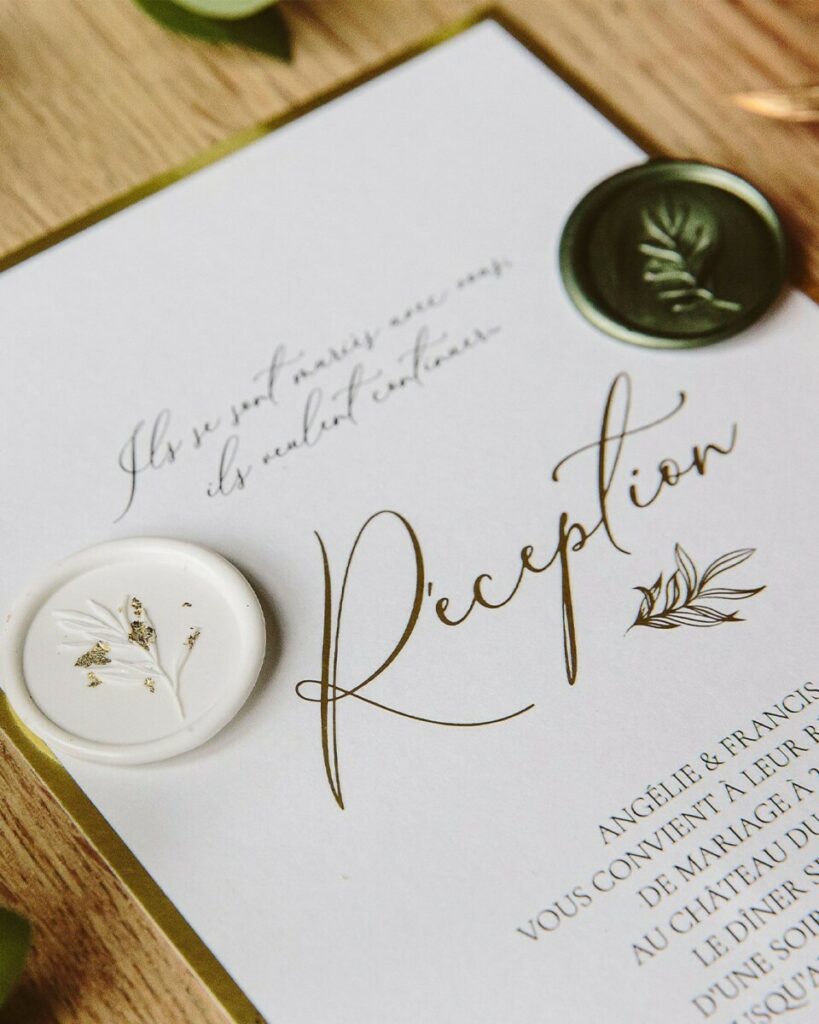 Faire-part de mariage luxe et cachet de cire – Dorure à chaud sur plexiglas et papier texturé – Enveloppe C5 sur mesure avec marquage or mat – Keaykolour Sequoia – Creaton Pack et dorure numérique