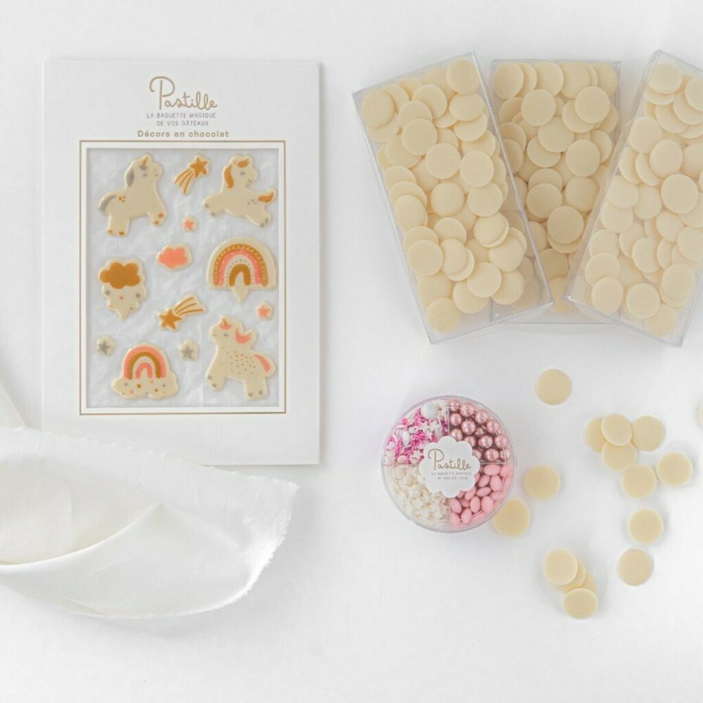 Pochette pour décors en chocolats – Dorure à chaud or brillant logo, cadre – découpe à la forme – Olin 400gr/m2 Blanc Naturel