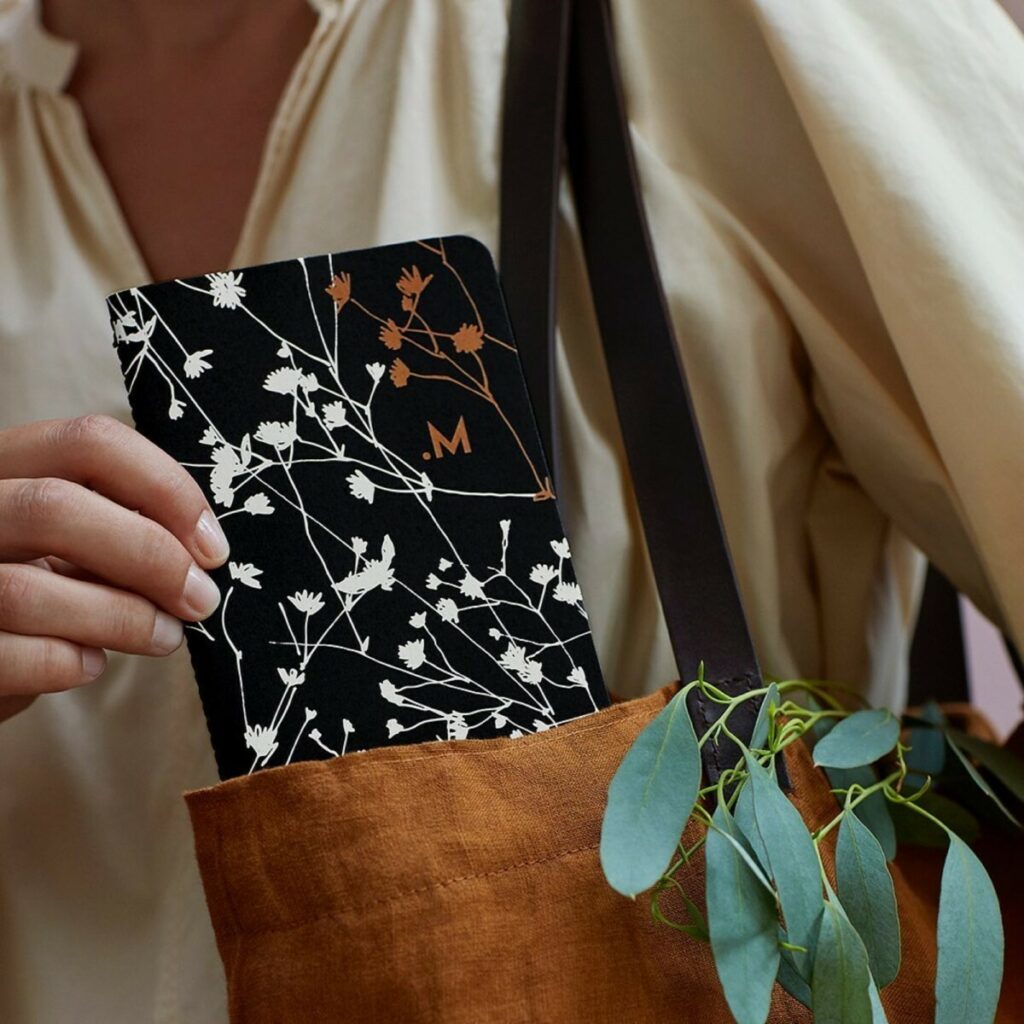 Carnet de notes A6 feuri broom bloom 48 pages avec reliure couture Singer au pli fil Noir – Munken Pure Rough – 2 angles arrondis 9mm