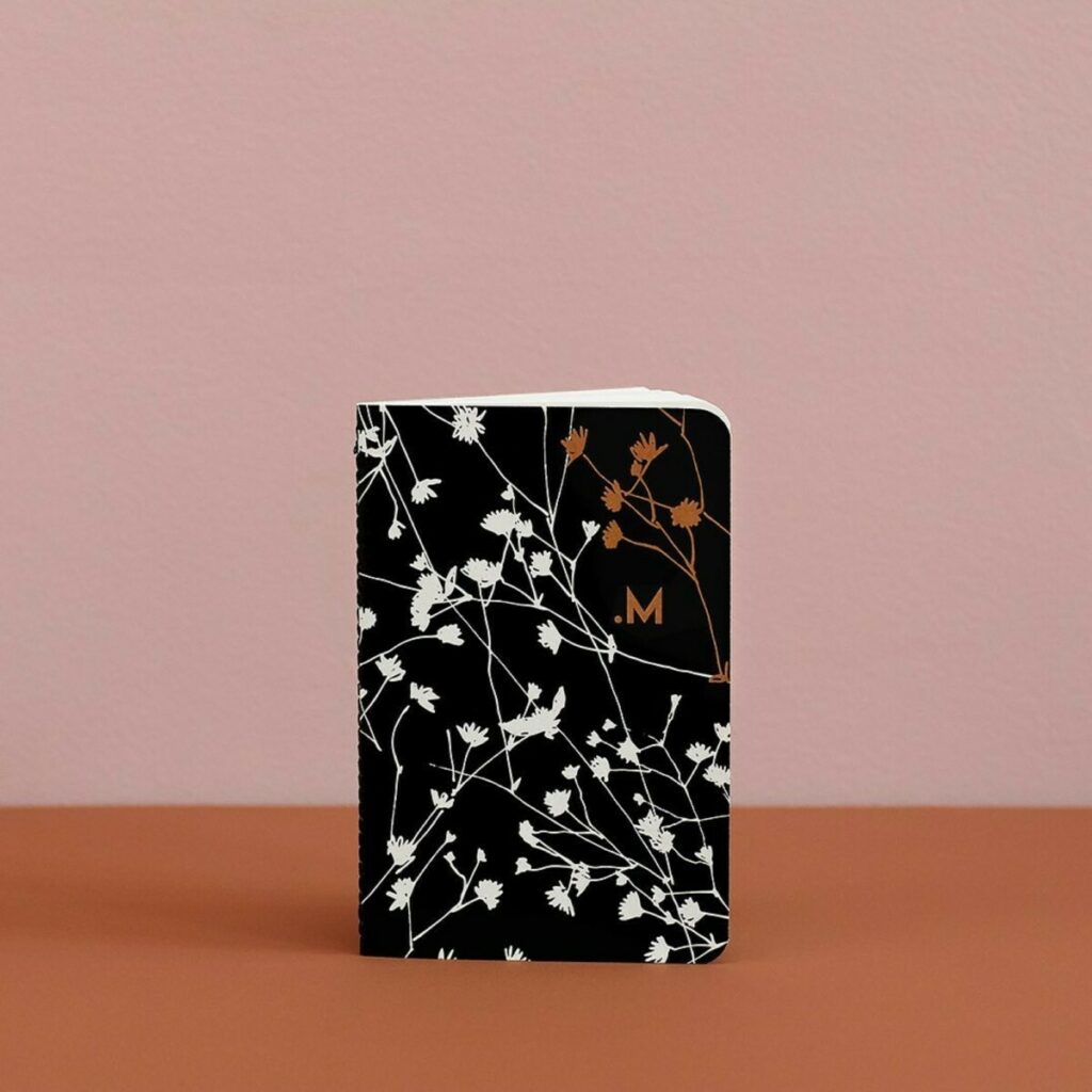 Carnet de notes A6 feuri broom bloom 48 pages avec reliure couture Singer au pli fil Noir – Munken Pure Rough – 2 angles arrondis 9mm