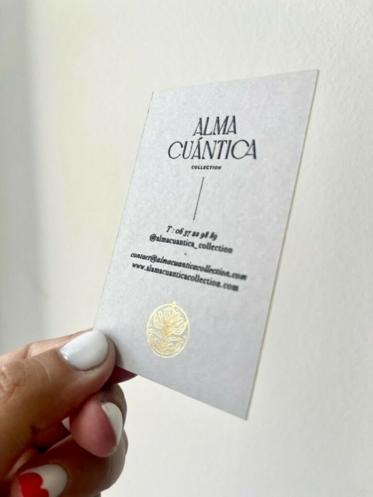 Cartes de visite pour décoratrice – Impression Thermorelief recto verso – Contre collage duplex 600gr/m2 – Marquage à chaud et dorure sur tranche or mat 428 – Keaykolour Cobblestone gris