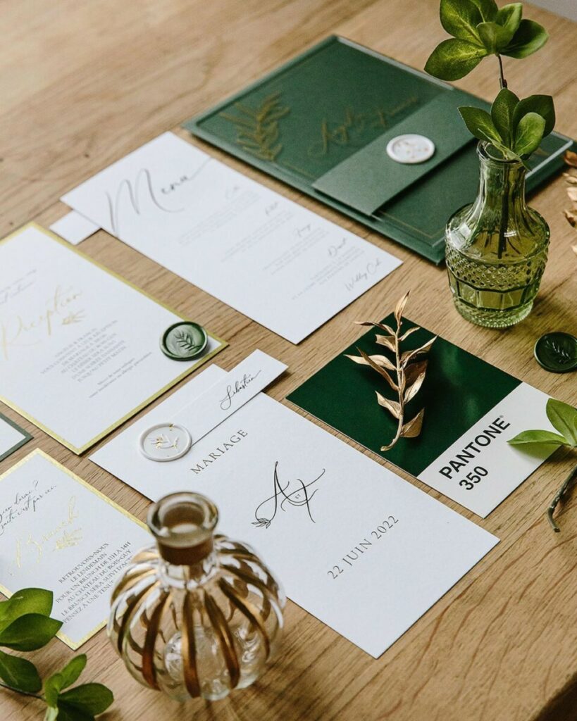 Faire-part de mariage luxe et cachet de cire – Dorure à chaud sur plexiglas et papier texturé – Enveloppe C5 sur mesure avec marquage or mat – Keaykolour Sequoia – Creaton Pack et dorure numérique