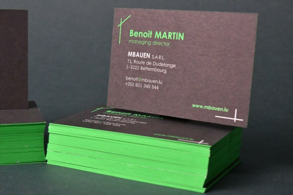 Cartes de visite noir et vert fluo 802 pour cabinet de conseil bâtiment – Dorure sur tranche vert fluo Trance green 6725 – Olin regular pur blanc – Impression Offset