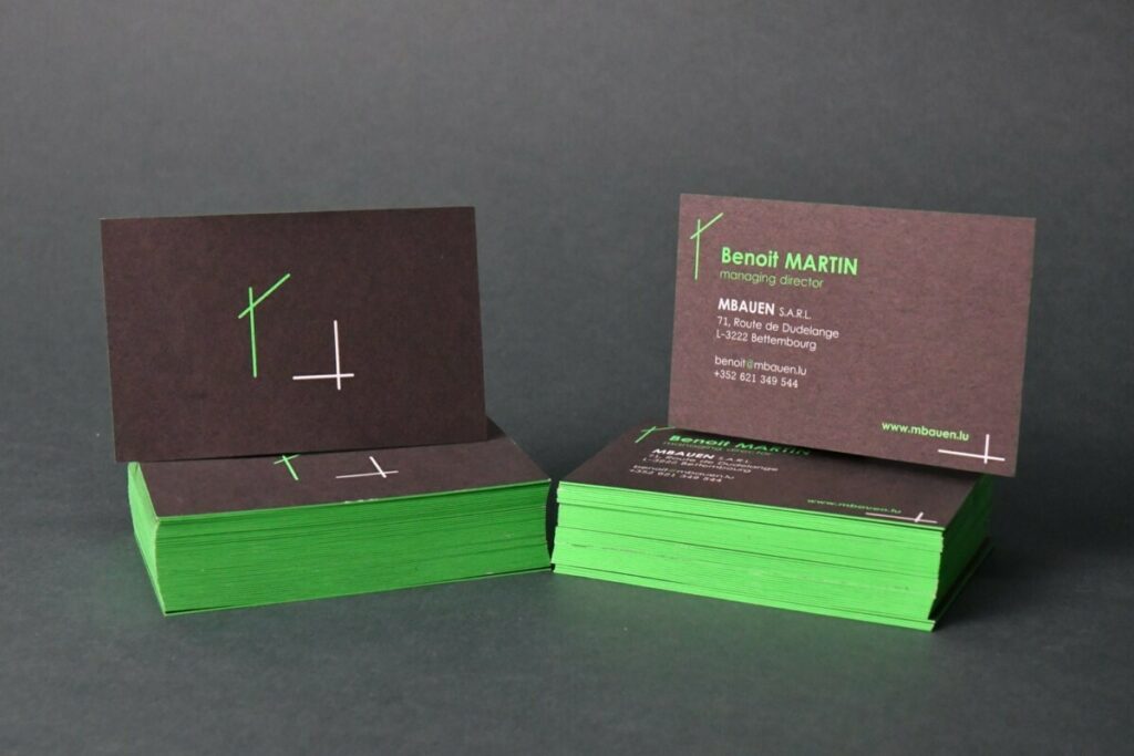 Cartes de visite noir et vert fluo 802 pour cabinet de conseil bâtiment – Dorure sur tranche vert fluo Trance green 6725 – Olin regular pur blanc – Impression Offset