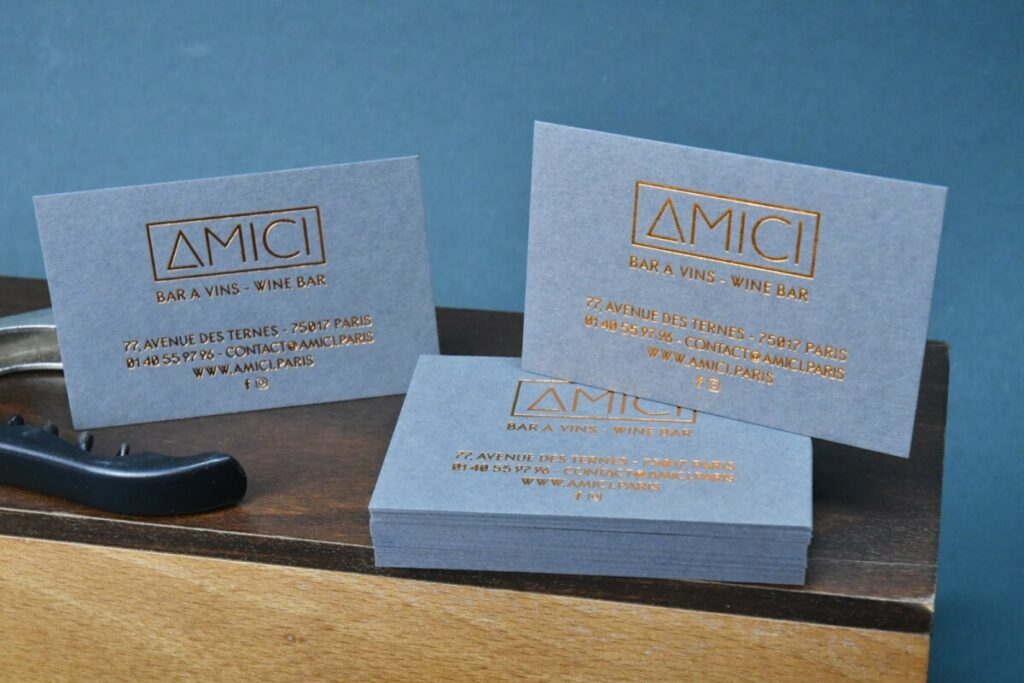 Cartes de visite pour bar à vin – Colorplan Dark Grey 350gr – Marquage à chaud cuivre orange Black Smith 6815