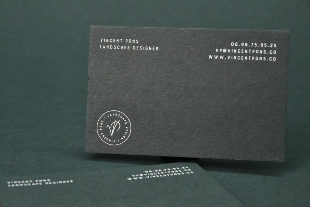 Carte de visite paysagiste – Contre collage duplex 540g – Colorplan Racing green – Débossage pur en creux avec micro texture – Marquage à chaud blanc brillant