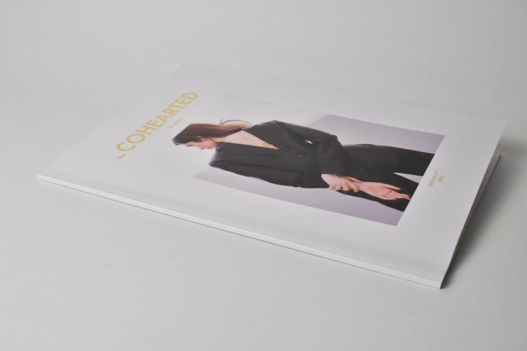 Livre A4 artiste fashion – Reliure dos carré collé – Dorure numérique OR – Munken polar 300g