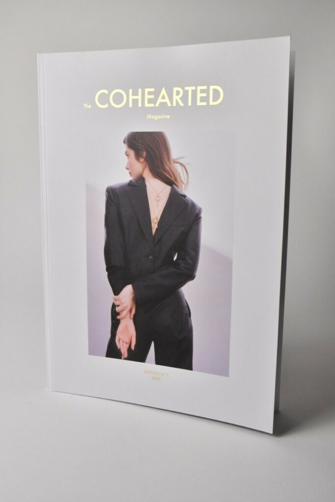 Livre A4 artiste fashion – Reliure dos carré collé – Dorure numérique OR – Munken polar 300g