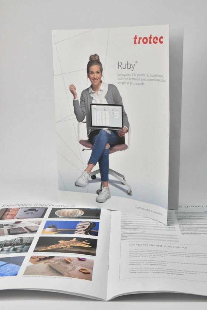 Brochure commerciale A4 avec reliure 2 piqures métal et pelliculage mat