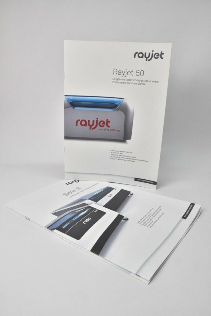 Brochure commerciale A4 avec reliure 2 piqures métal et pelliculage mat