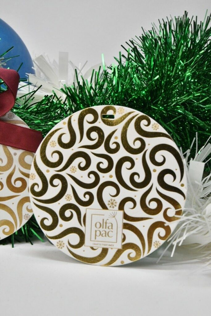 Cartes parfumées boule de noël avec découpe à la forme et double marquage à chaud OR brillant et OR Mat – Pur coton Cocaïne 350g