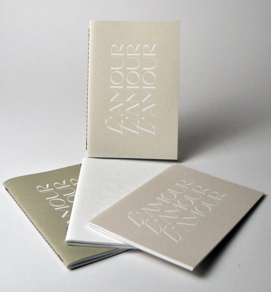 Carnets de notes L’Amour, Greige, nude et blanc naturel – Reliure en couture singer violette au pli – Dorure à chaud Blanc brillante – Papier texturé lignes Nettuno Pesca, Perla, Grigrio et Bianco Artico
