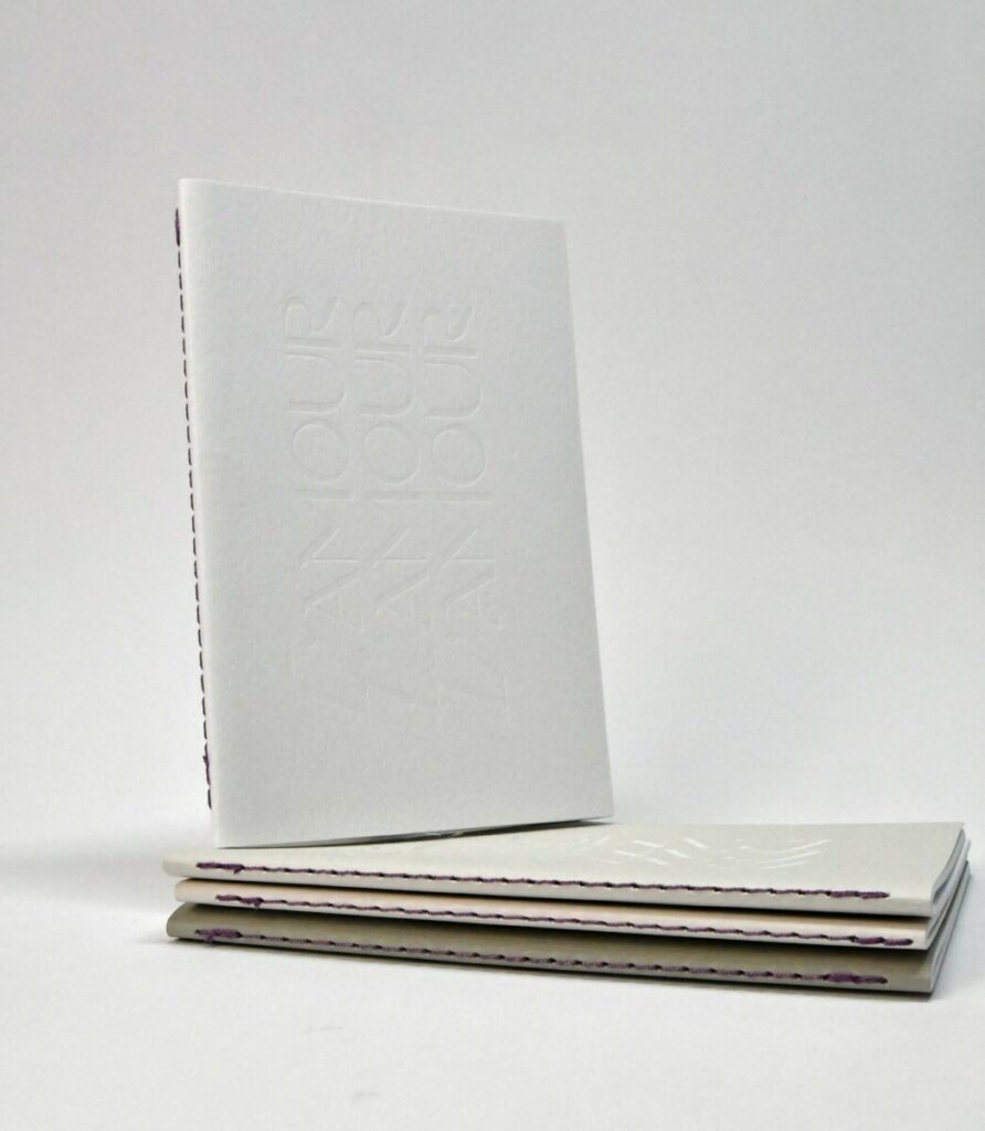 Carnets de notes L’Amour, Greige, nude et blanc naturel – Reliure en couture singer violette au pli – Dorure à chaud Blanc brillante – Papier texturé lignes Nettuno Pesca, Perla, Grigrio et Bianco Artico
