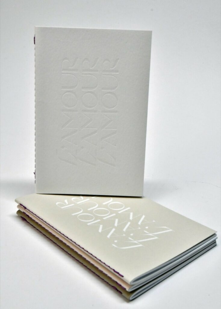 Carnets de notes L’Amour, Greige, nude et blanc naturel – Reliure en couture singer violette au pli – Dorure à chaud Blanc brillante – Papier texturé lignes Nettuno Pesca, Perla, Grigrio et Bianco Artico
